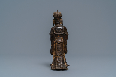 Une figure d'un dignitaire en bronze, Chine, Ming