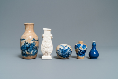 Huit petits vases et un lave-pinceaux en porcelaine de Chine, Kangxi et apr&egrave;s