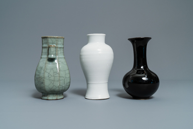 Onze petits vases en porcelaine de Chine monochrome et verre de P&eacute;kin, Kangxi et apr&egrave;s