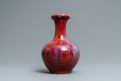 Un vase en porcelaine de Chine monochrome sang de boeuf et flamb&eacute;, 19&egrave;me si&egrave;cle