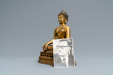 Une figure de Bouddha en bronze dor&eacute;, Tibet, d&eacute;but du 20&egrave;me