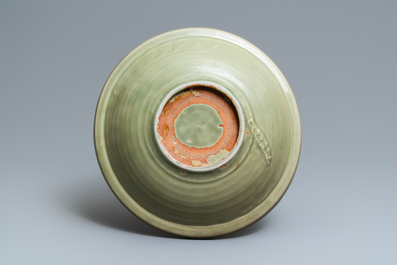 Een Chinese Longquan celadon schotel met onderglazuur decor, Ming