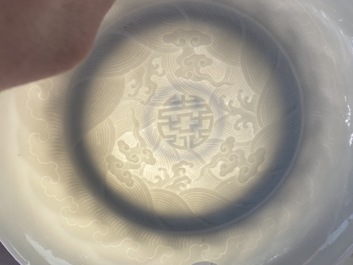 Een Chinees celadon bord met onderglazuur decor, Yongzheng merk en mogelijk periode
