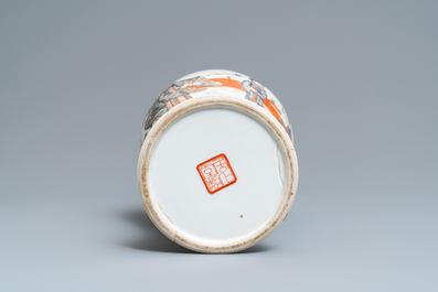 Een Chinese grisaille en ijzerrode vaas, Ju Ren Tang merk, Republiek