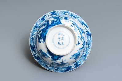 Een Chinese blauw-witte klapmuts kom met decor van figuren in een landschap, Kangxi merk en periode