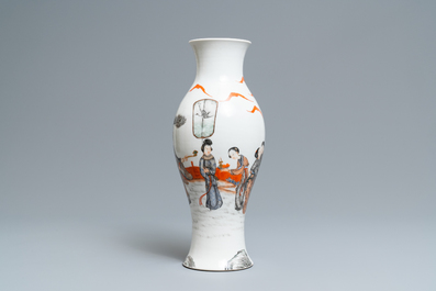 Un vase en porcelaine de Chine grisaille et rouge de fer, marque de Ju Ren Tang, R&eacute;publique