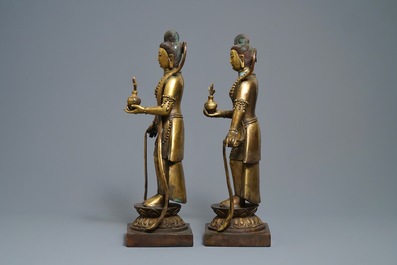 Une paire de grandes figures en bronze dor&eacute;, Chine, 19&egrave;me