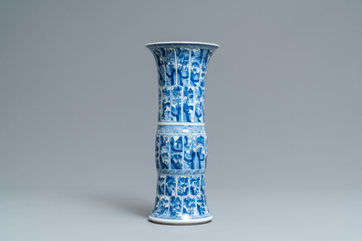 Un vase de forme gu en porcelaine de Chine en bleu et blanc, Kangxi