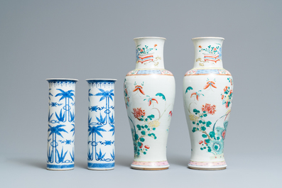 Een paar Chinese famille rose en een paar blauw-witte vazen, 19e eeuw