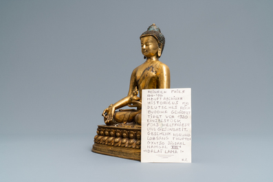 Een Tibetaanse verguld bronzen figuur van Boeddha, vroeg 20e eeuw