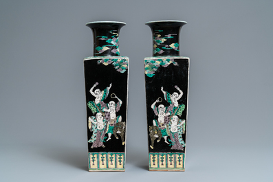 Une paire de vases de forme carr&eacute;e en porcelaine de Chine famille noire, marque de Kangxi, 19&egrave;me