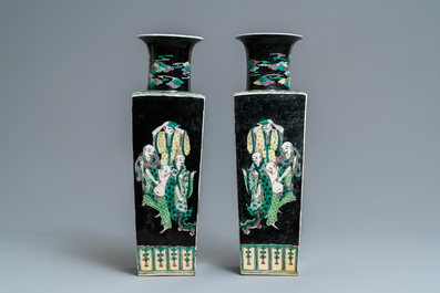 Une paire de vases de forme carr&eacute;e en porcelaine de Chine famille noire, marque de Kangxi, 19&egrave;me