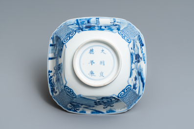 Un bol de forme carr&eacute;e en porcelaine de Chine en bleu et blanc, marque de Xuande, Kangxi