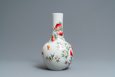 Un vase de forme bouteille en porcelaine de Chine famille rose, marque de Guangxu, 19/20&egrave;me