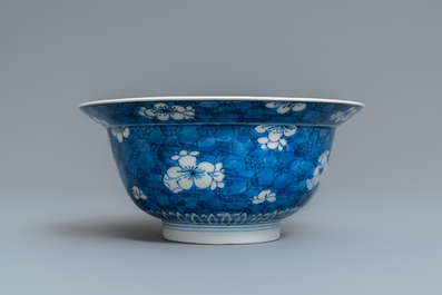 Un bol de type klapmuts en porcelaine de Chine en bleu et blanc, Kangxi