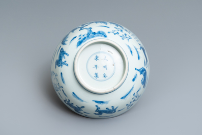 Un bol en porcelaine de Chine en bleu et blanc &agrave; d&eacute;cor des 'Huit chevaux de Mu Wang', marque de Yongle, Kangxi