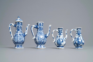 Quatre verseuses en porcelaine de Chine en bleu et blanc, Kangxi