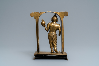 Een verguld bronzen figuur van een tempelwachter, Nepal, 19e eeuw
