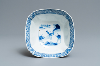 Een Chinese blauw-witte vierkante kom, Chenghua merk, Kangxi