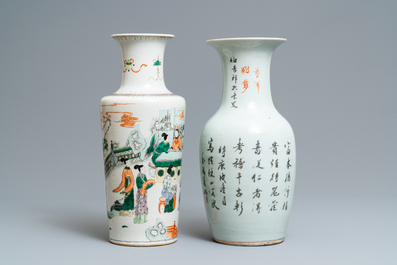 Een Chinese famille verte rouleau vaas en een famille rose vaas, 19e eeuw