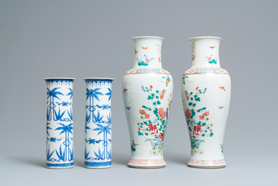 Een paar Chinese famille rose en een paar blauw-witte vazen, 19e eeuw