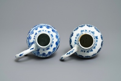 Une paire d'aigui&egrave;res en porcelaine de Chine en bleu et blanc, &eacute;poque Transition