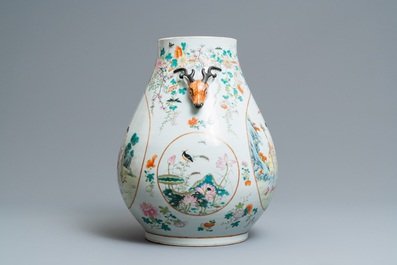 Un vase de forme hu en porcelaine de Chine famille rose &agrave; d&eacute;cor d'immortels, marque de Qianlong, 19&egrave;me