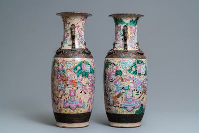 Une paire de vases en porcelaine de Chine famille rose dite 'de Nankin' &agrave; d&eacute;cor de guerriers, Chine, 19&egrave;me
