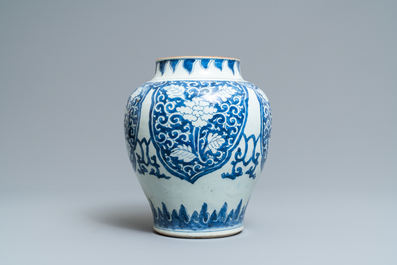 Een Chinese blauw-witte vaas met florale panelen, Kangxi