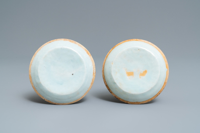 Une paire de coupes en porcelaine de Chine qingbai &agrave; d&eacute;cor en relief, Song