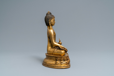 Une figure de Bouddha en bronze dor&eacute;, Tibet, d&eacute;but du 20&egrave;me