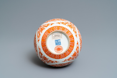 Een Chinese ijzerrode en vergulde kalebasvaas, Qianlong merk, Republiek