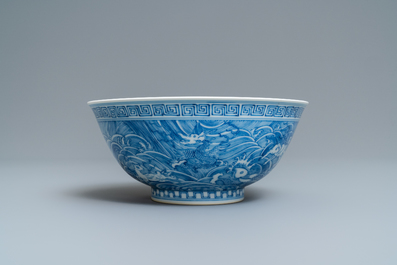 Un bol en porcelaine de Chine en bleu et blanc, marque de Guangxu, 19/20&egrave;me