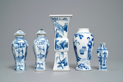 Vijf Chinese blauw-witte vazen, Kangxi