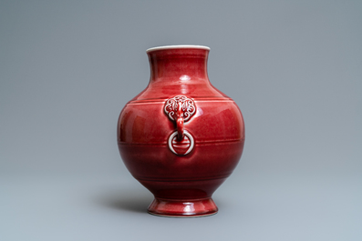 Un vase de forme hu en porcelaine de Chine monochrome sang de boeuf, marque de Qianlong, 19/20&egrave;me