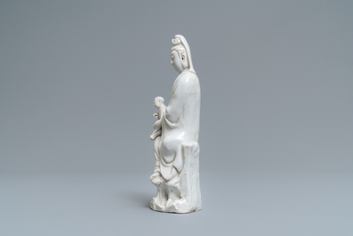 Een Chinees Dehua blanc de Chine model van een Guanyin met kind, Kangxi