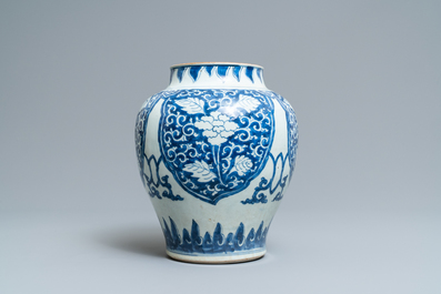 Un vase en porcelaine de Chine en bleu et blanc, Kangxi