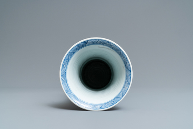 Een Chinese blauw-witte 'gu' vaas met landschapspanelen, Kangxi