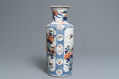 Un vase de forme rouleau en porcelaine de Chine famille verte, Kangxi