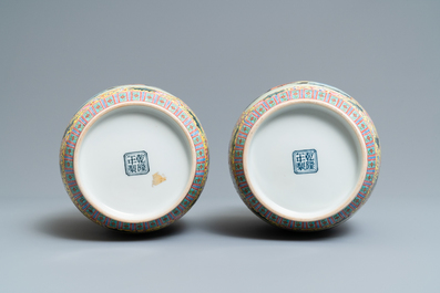 Een paar fijne Chinese famille rose vazen, Qianlong merk, Republiek