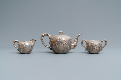 Een Chinese zilveren theepot, een melkkan en een suikerpot, gemerkt Luen Wo - Shanghai, eind 19e eeuw