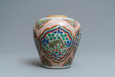 Un vase en porcelaine de Chine wucai &agrave; d&eacute;cor de poissons, &eacute;poque Transition