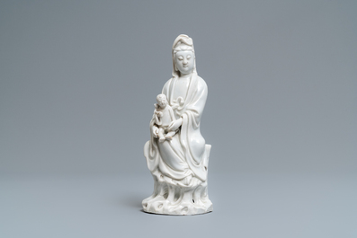 Een Chinees Dehua blanc de Chine model van een Guanyin met kind, Kangxi