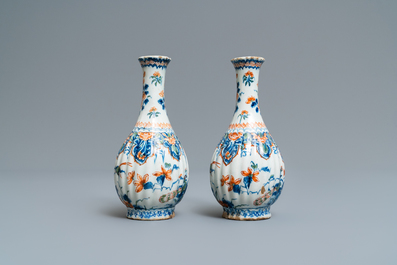Een paar geribde Delftse kasjmier palet flesvormige vazen, 1e kwart 18e eeuw