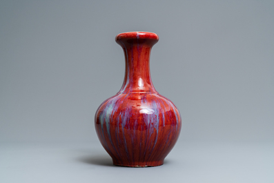 Een Chinese monochrome sang de boeuf en flamb&eacute; flesvormige vaas, 19e eeuw