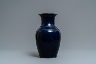 Een Chinese monochrome 'sacrificial blue' vaas, Qianlong