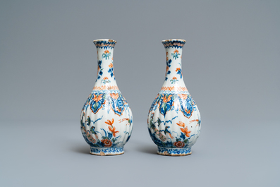 Une paire de vases en fa&iuml;ence de Delft en palette cachemire, 1er quart du 18&egrave;me
