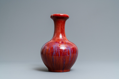 Un vase en porcelaine de Chine monochrome sang de boeuf et flamb&eacute;, 19&egrave;me si&egrave;cle