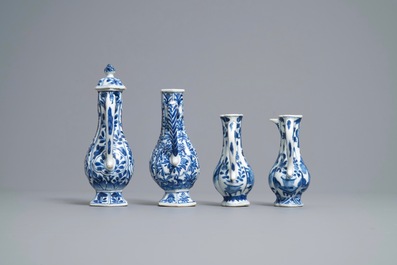Vier Chinese blauw-witte kannen, Kangxi