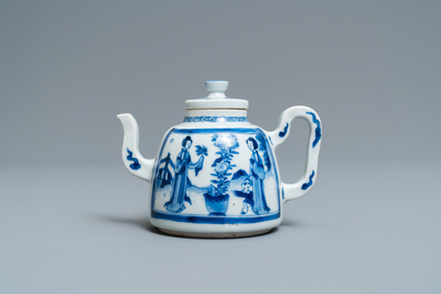 Une th&eacute;i&egrave;re en porcelaine de Chine en bleu et blanc &agrave; d&eacute;cor de longues dames, Kangxi